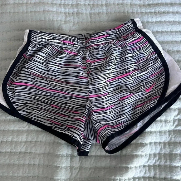 YOUTH size small Nike shorts. Used, excellent condition - Picture 1 of 4